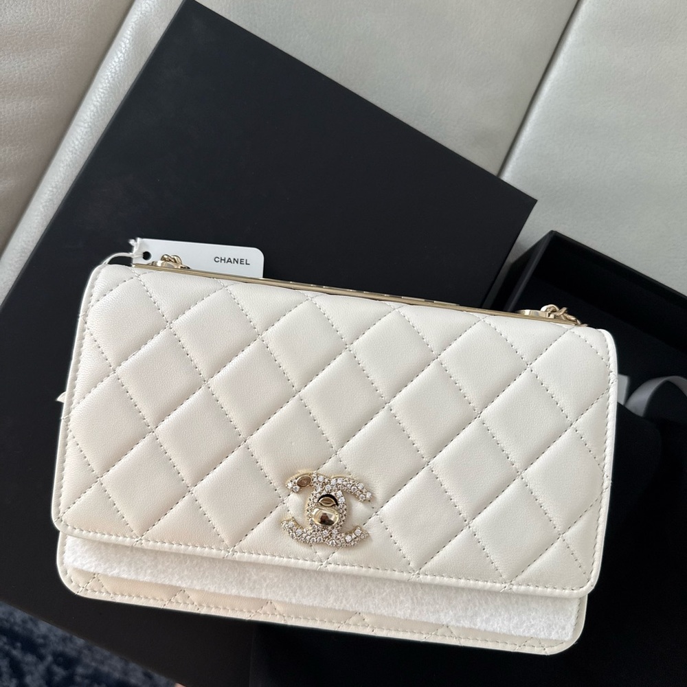 Chanel White Quilted Women's Bag new never used in box fashion rare